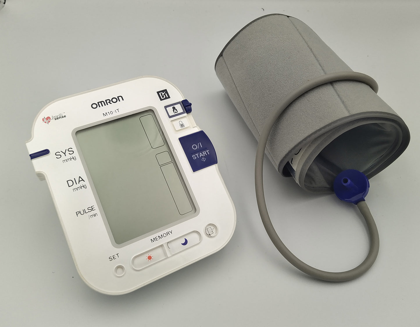 Käytetty Omron M10-IT verenpainemittari mansetilla