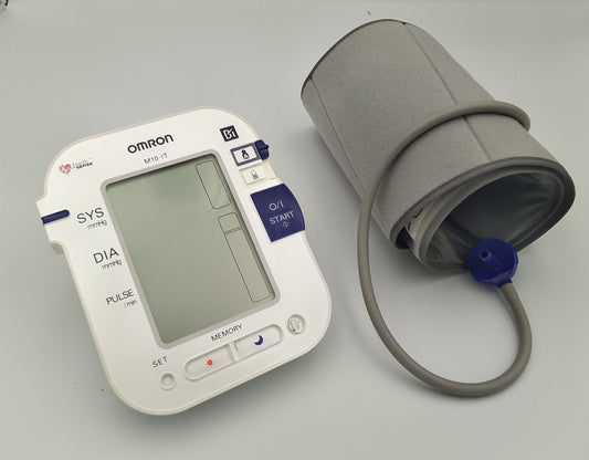 Käytetty Omron M10-IT verenpainemittari mansetilla